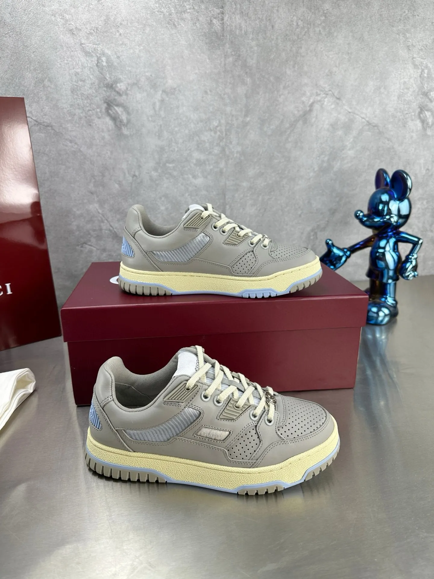 Factory price: 640💰The top version of Gucci Gucci's latest hot-selling couple's sneaker series is shipped. The original version is purchased, developed and manufactured. This high-low top sneaker adopts a basketball-style silhouette design, cleverly incorporating hollow panels and distressed effects, showing its unique ingenuity. The ingenuity incorporates brand logo details such as interlocking Double G styling accessories and Gucci lettering, a low-key tribute to the brand's design heritage. Exquisite packaging at the delivery counter 🛍📦 ▪️ Fabric: Original customized imported first-layer cowhide ▪️ Inner lining: Imported first-layer cowhide ▪️ Sole: Original molded TPU sole ▪️ Sole thickness: 3cm ▪️ Size: Women's 35-41 Men's 38-45 (Female 41, Men 38 45 customized) ▪️ p